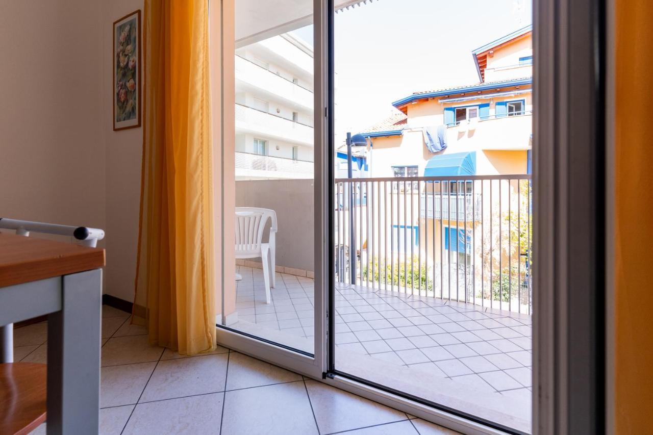 Ca' Mira Apartments Каорле Экстерьер фото